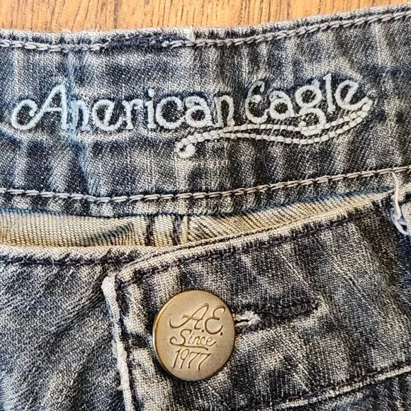 AMERICAN EAGLE Vintage Cuffed Jean Shorts - Sz 6 - Picture 3 of 4